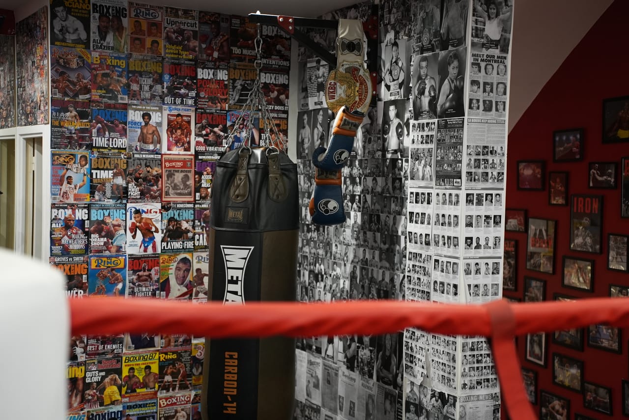 Sac de frappe et murs de magazines au Spartan Boxing Club