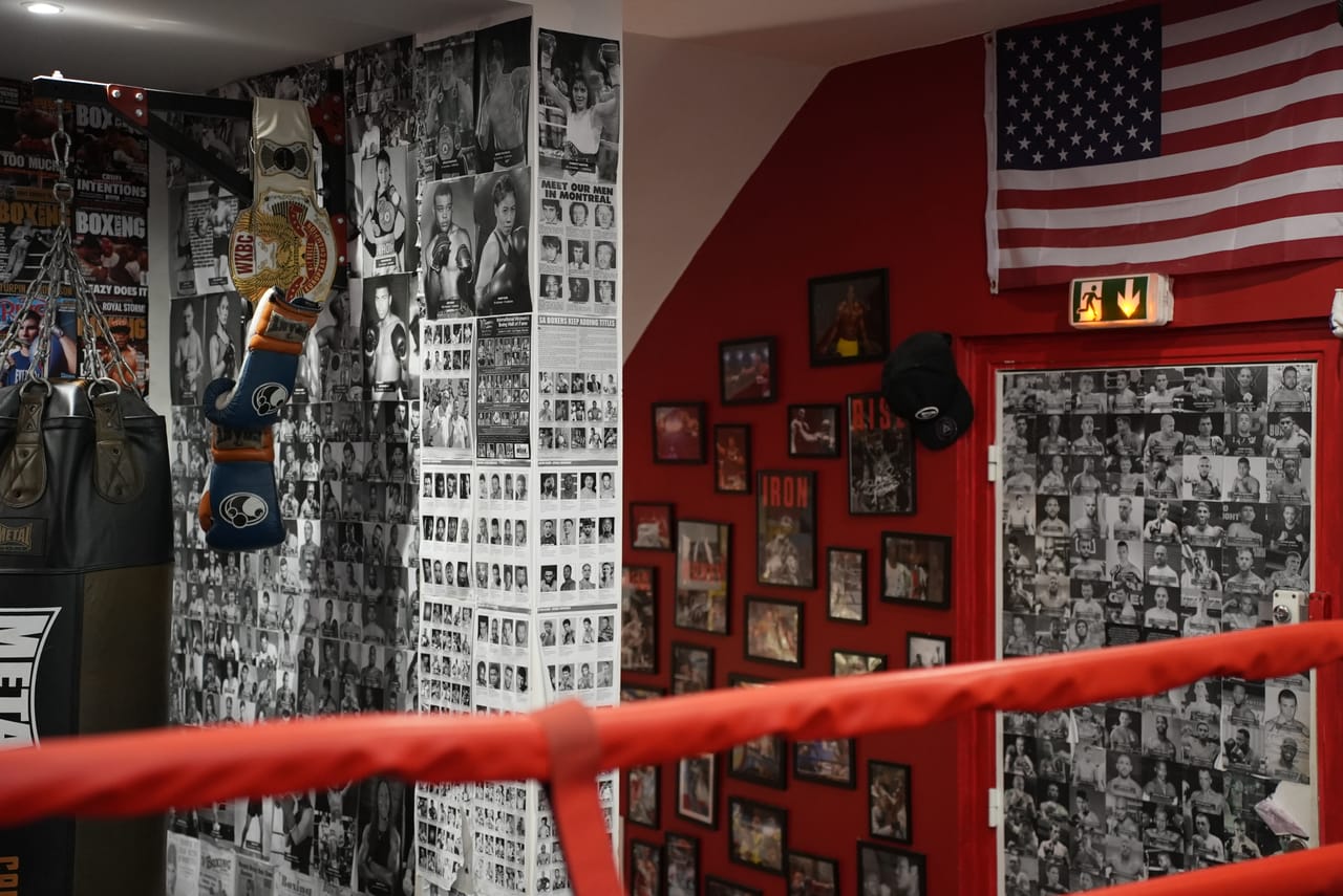 La salle et les sacs de frappe du Spartan Boxing Club