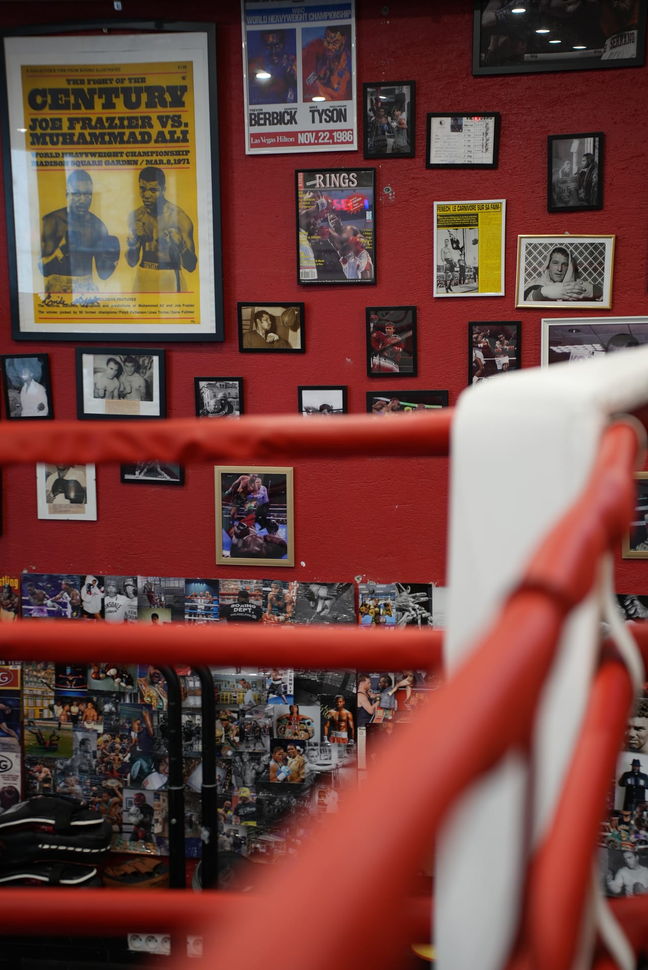 L'affiche Frazier-Ali et le ring du Spartan Boxing Club