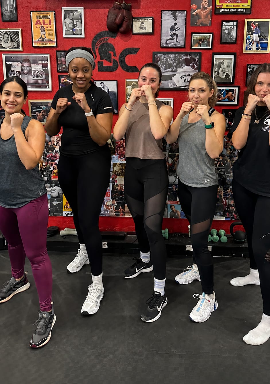 Un groupe de boxeuses en garde au Spartan Boxing Club