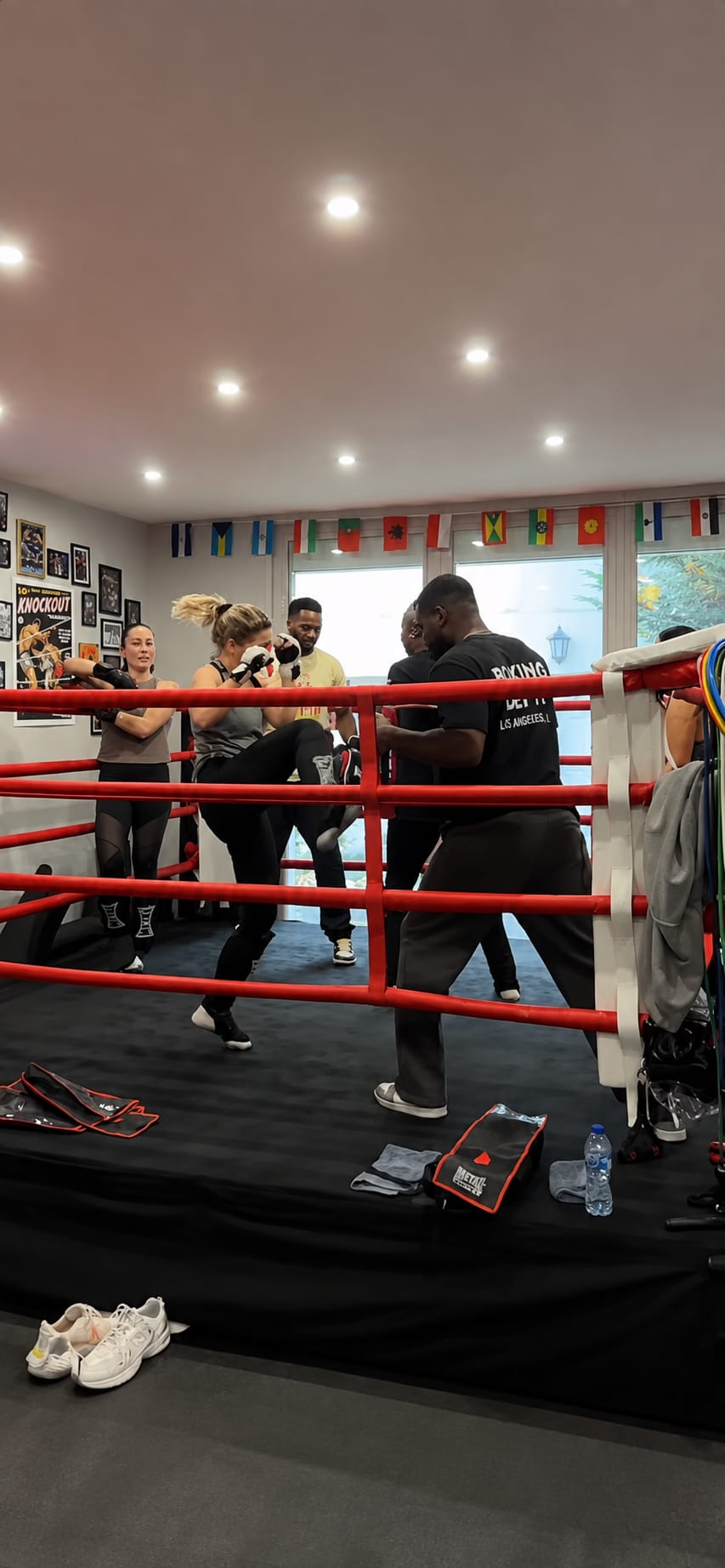 Des boxeuses à l'entraînement sur le ring du Spartan Boxing Club