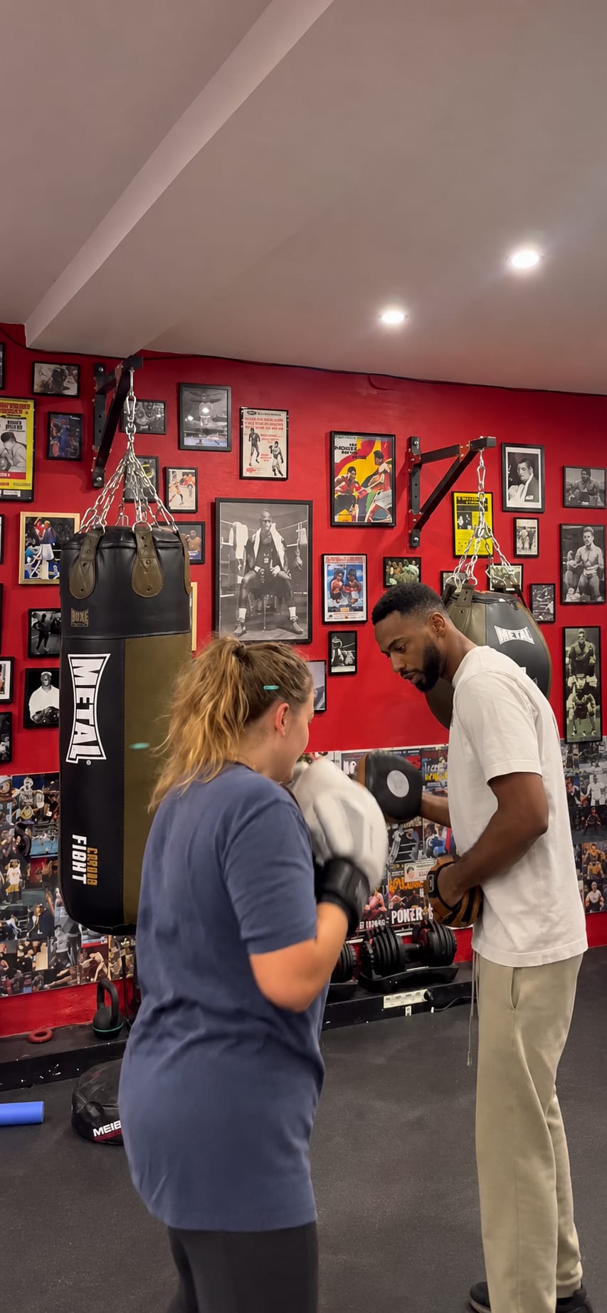 Une boxeuse au travail des coups au Spartan Boxing Club