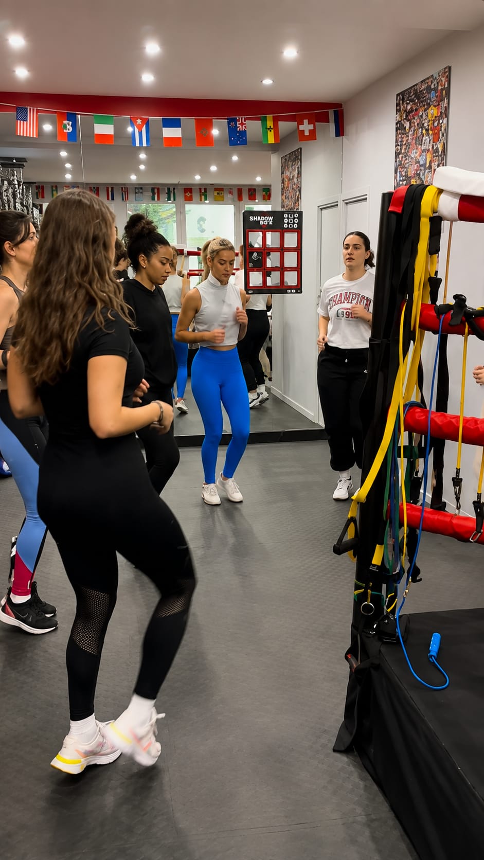 Un cours de boxe Amazones à l'échauffement au Spartan Boxing Club