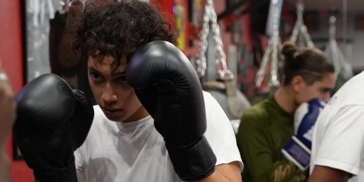 Une boxeuse en garde au Spartan Boxing Club