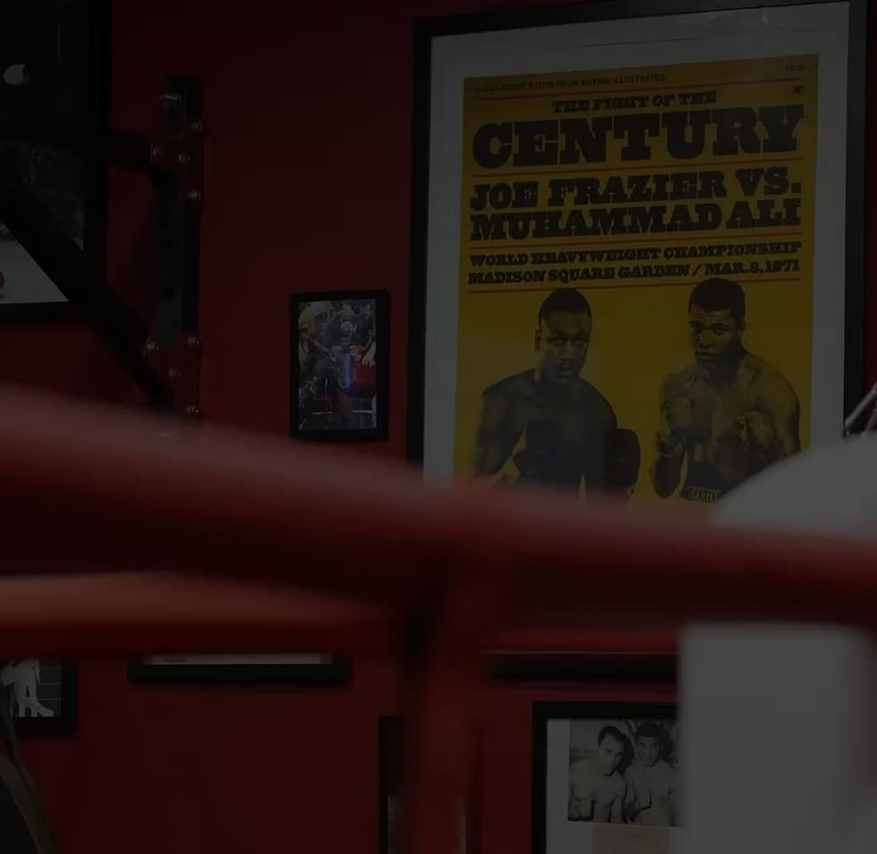 Le ring et les affiches vintage du Spartan Boxing Club