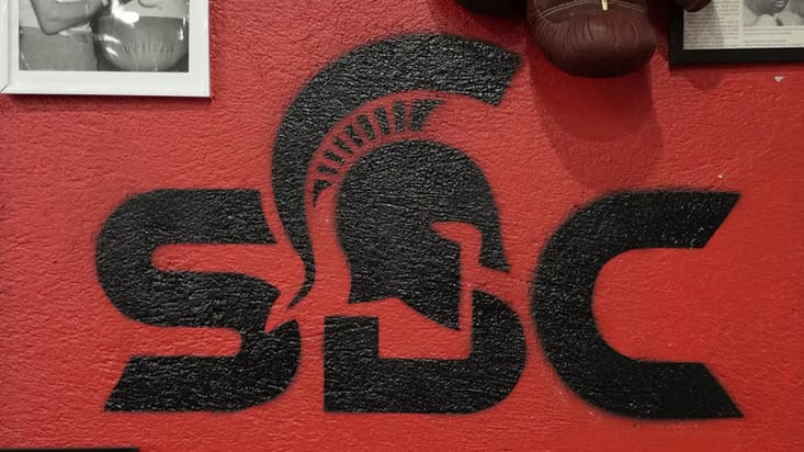 Le logo Spartan Boxing Club peint sur le mur de la salle