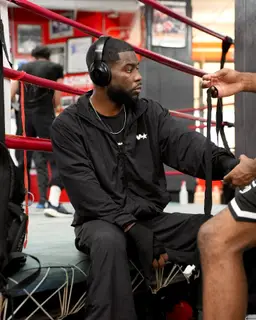 William, coach de boxe anglaise, dans le coin du ring de la salle SBC Chaillot (Paris 16e)