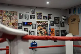 Coin du ring de la salle de boxe SBC Paris 16, affiche Knockout et chrono de rounds