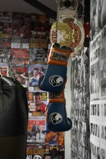 Gants de boxe et ceinture de champion WKBC exposés à la salle SBC Paris 16