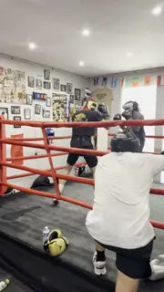 Séance de sparring sur le ring de la salle de boxe SBC Chaillot (Paris 16e)