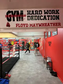 Bannière Hard Work Dedication de Floyd Mayweather au-dessus du plateau d'entraînement et du ring, SBC Paris 15
