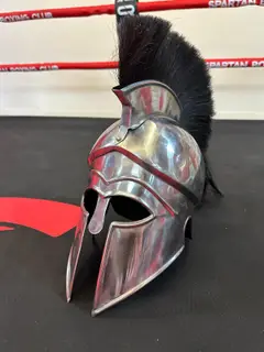 Casque spartiate posé sur le ring de la salle de boxe SBC Paris 15