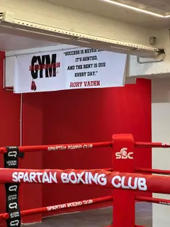 Coin du ring Spartan Boxing Club et bannière de motivation, salle SBC Paris 15