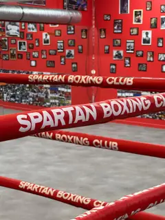 Cordes rouges du ring floquées Spartan Boxing Club, salle de boxe SBC Miollis (Paris 15e)