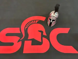 Logo Spartan Boxing Club au sol et casque spartiate, salle SBC Miollis