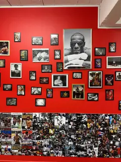 Mur de photos encadrées de boxeurs, salle de boxe SBC Miollis (Paris 15e)